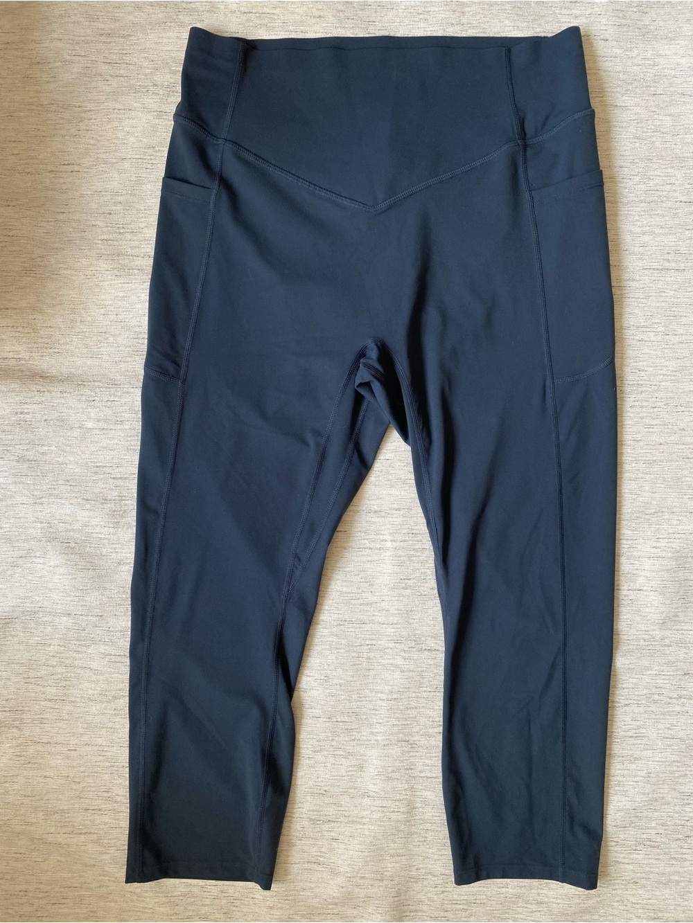 Halara Women's Navy High Rise Crop 21”Leggings Side Pockets Scrunch Back Stretch